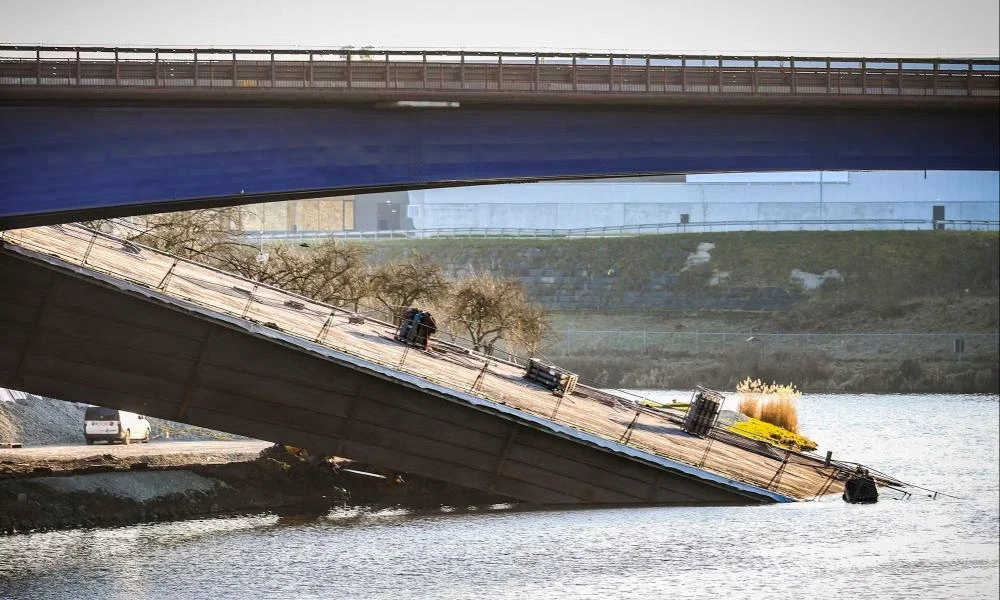 Ένα νεκρός και τρεις τραυματίες από την κατάρρευση γέφυρας στο Βέλγιο